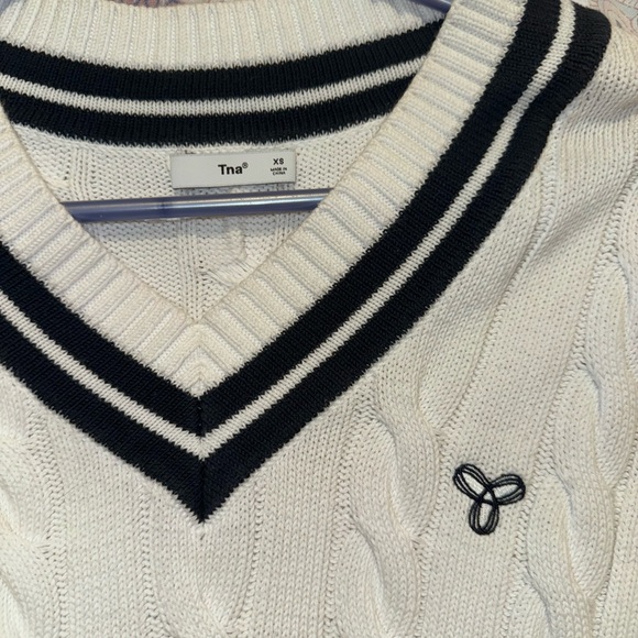 Aritzia TNA Clay Sweater Size XS fits over sized. - Picture 2 of 3